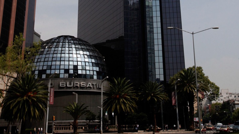 Mexico stock market, S&P/BMV IPC, Mexico shares rise, Banxico policy, Mexican equities, Cemex stock, Grupo México, América Móvil, Walmex, Fibra Uno
