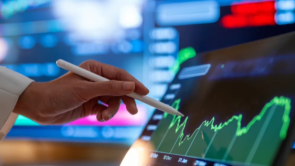 Bank of Maharashtra Q1 earnings, HDFC Life Q1 results, AWL stock performance, Bank of Maharashtra share price breakout, HDFC Life stock divergence, AWL wobbly shares, pre-earnings market outlook, Q1 earnings preview
