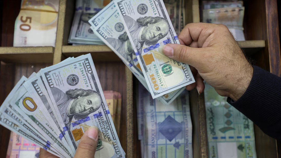 Asian currencies, trade uncertainty, dollar weakness, Reuters poll, global trade tensions, US dollar, currency markets, Chinese yuan, Japanese yen, South Korean won