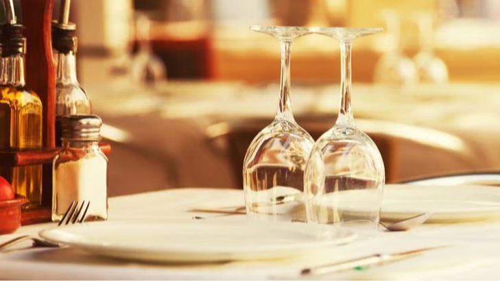 Darden Restaurants, Raymond James, price target, customer traffic, Olive Garden, LongHorn Steakhouse, The Capital Grille, restaurant industry, casual dining, investor confidence