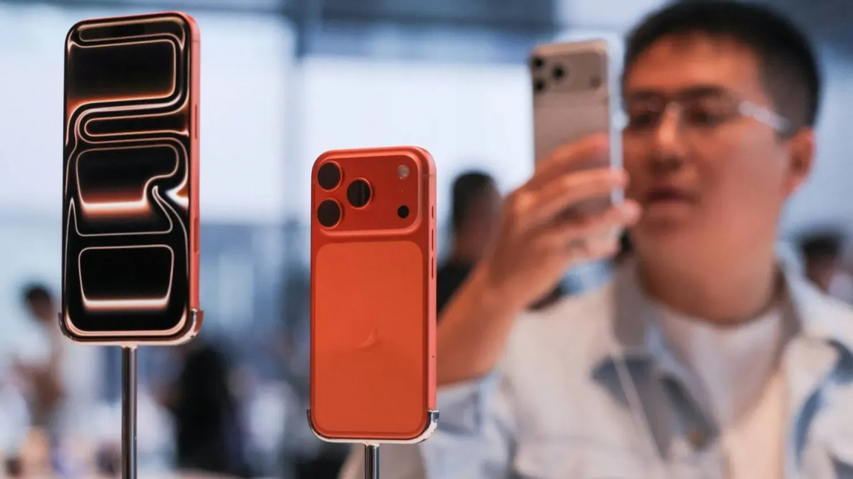 Apple, iPhone 17, Beijing, launch, queue, China, technology, smartphone, market, Huawei