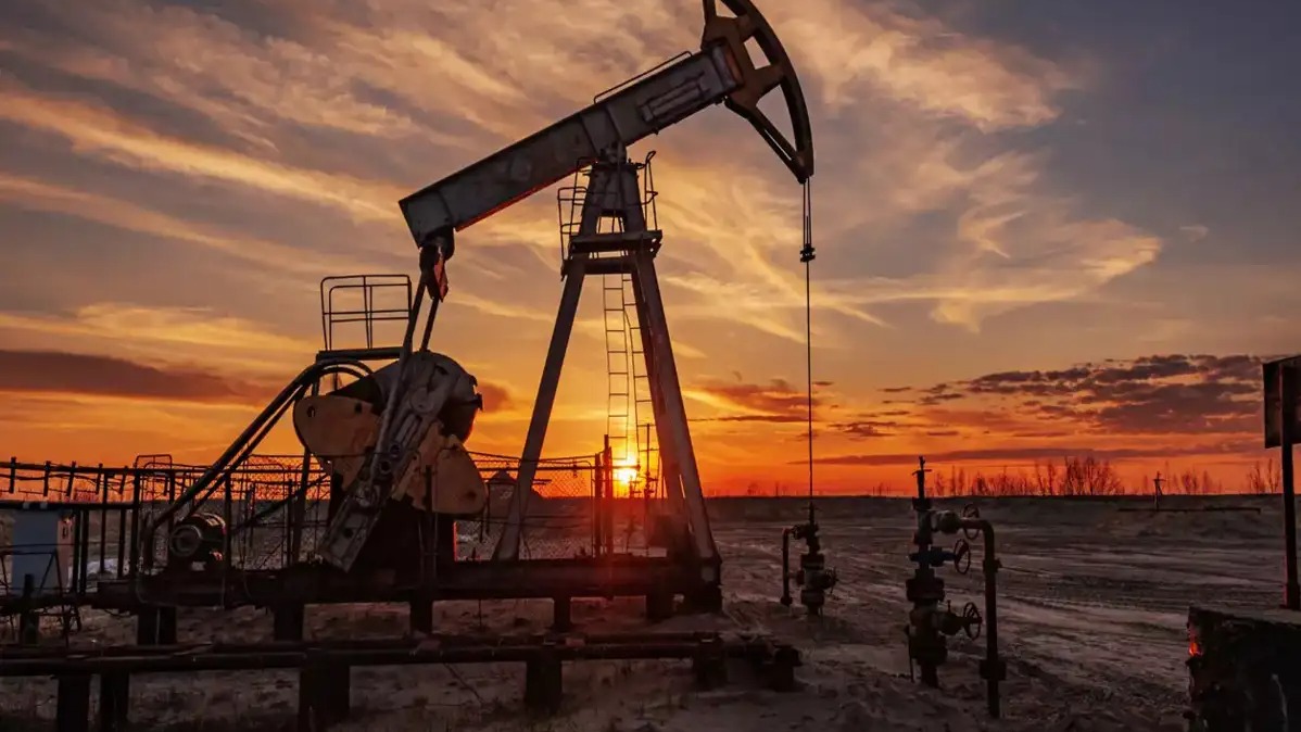 Oil prices, U.S.-Iran tensions, crude oil, Brent crude, WTI futures, Strait of Hormuz, geopolitical risk, global oil supply, oil market volatility, Middle East tensions  If you want