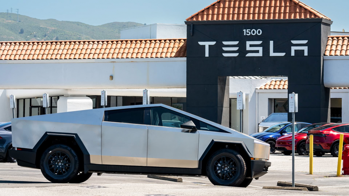 Siddhant Awasthi, Tesla, Cybertruck, Model 3,reasons behind low Cybertruck sales, why Tesla Cybertruck failed to meet sales expectations, analysis of Cybertruck&rsquo;s commercial performance, Cybertruck market demand and customer response,Tesla&rsquo;s 250000 unit goal and market reality,factors behind Cybertruck&rsquo;s commercial flop