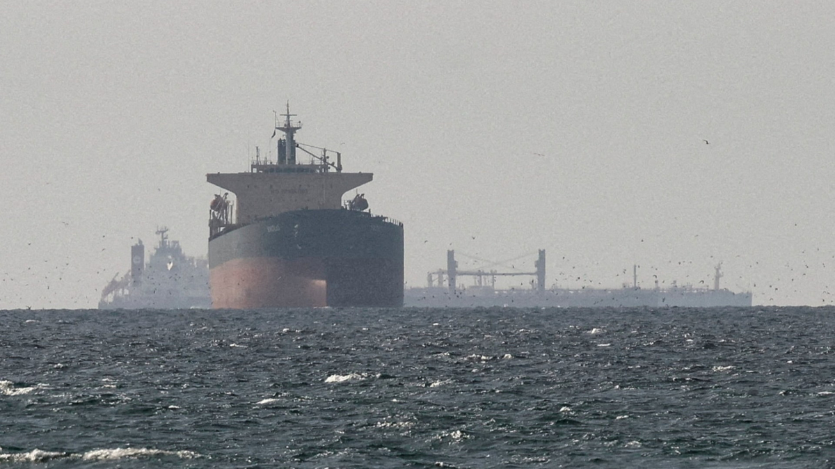 Shipping traffic Hormuz Strait, Strait of Hormuz disruption 2026, global oil supply risks Hormuz, shipping crisis Middle East waters, energy trade Strait of Hormuz, maritime traffic slowdown Gulf region, oil shipping route disruption, global supply chain shipping risk, Hormuz shipping data analysis, crude oil transport chokepoint issues