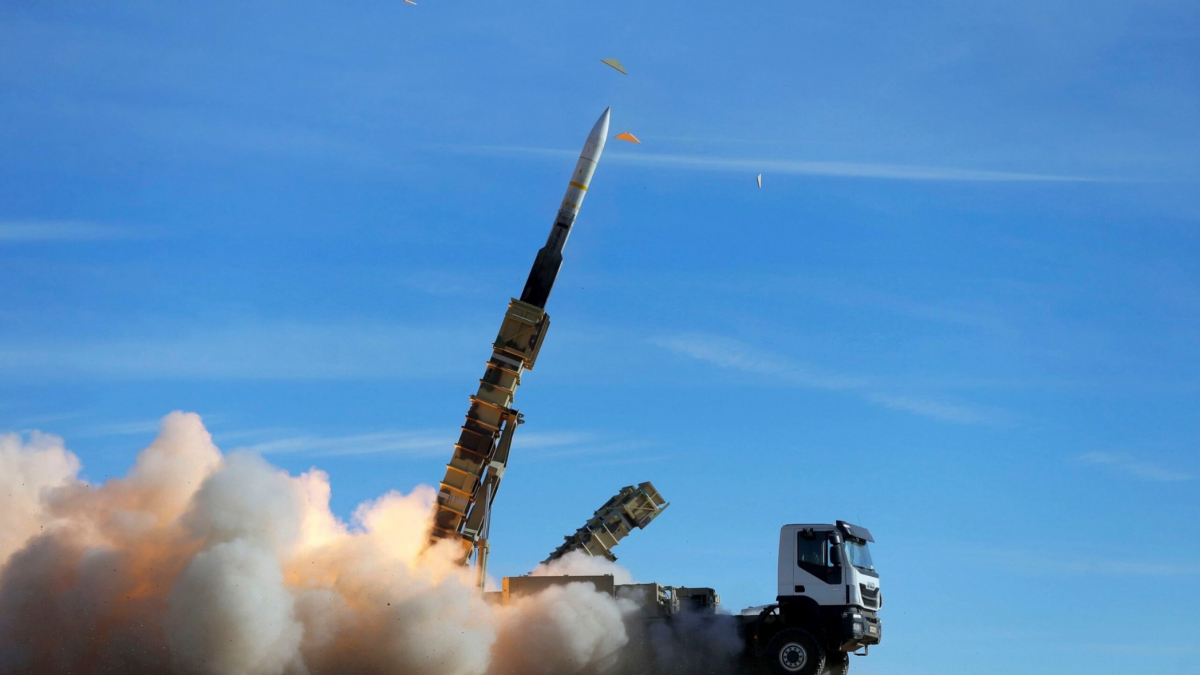 Houthis, Yemen, Israel, ballistic missiles, Iran, Middle East tensions, proxy conflict, missile defense, Iron Dome, Arrow system